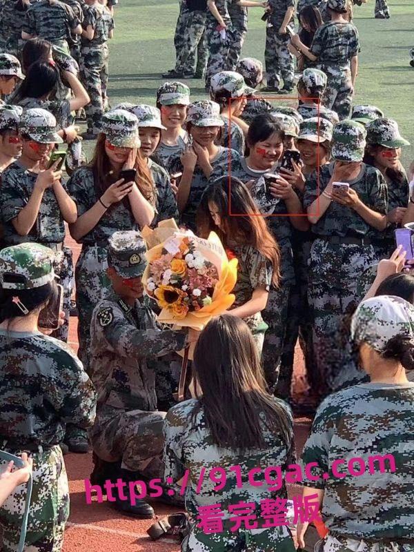 教官跪地表白女大学生抱住猛亲 相识不到半个月 成功忽悠单纯小女生!-5