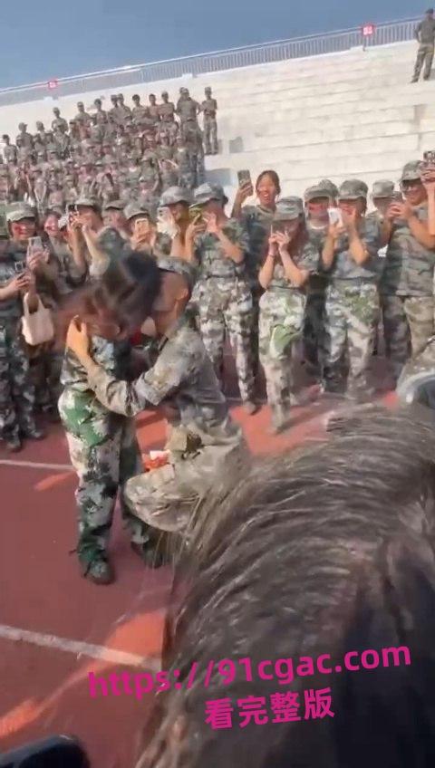 教官跪地表白女大学生抱住猛亲 相识不到半个月 成功忽悠单纯小女生!-7