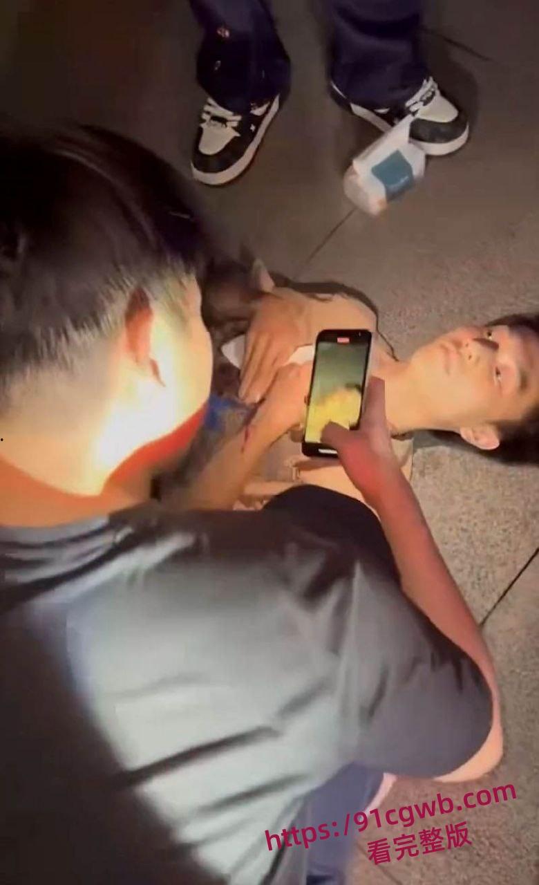 精神小伙家暴反被刀妹女友捅穿 血溅三尺聊天记录曝光 从PUA辱骂到彻底反杀 女孩一刀致命!-2