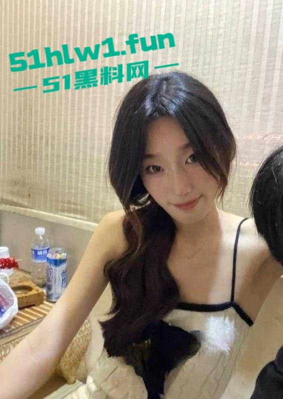 独家曝光!郑州职业技术学院【马玲玲】高颜值女校花,身穿情趣套装约炮视频。-1