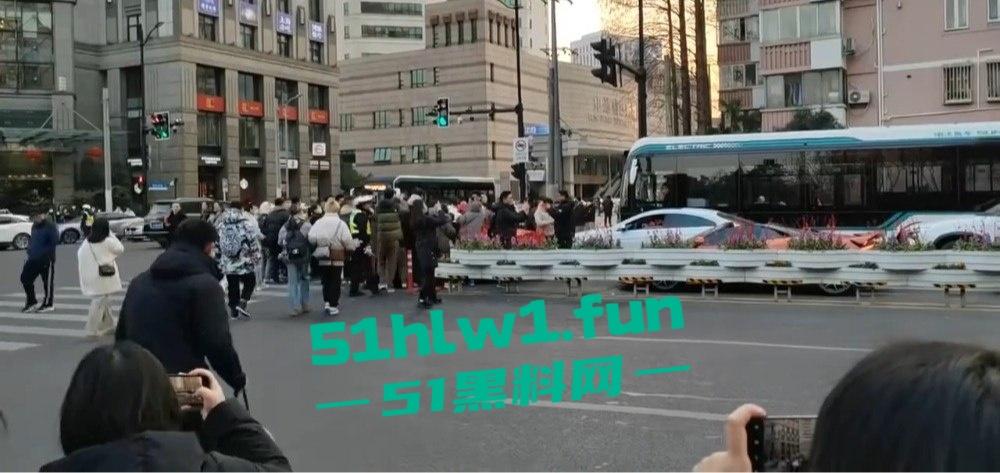 上海富二代武康路撒币现场!跑车当提款机,游客为了抢红包差点把车门拆了!-1