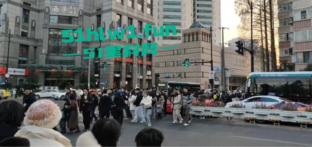 上海富二代武康路撒币现场!跑车当提款机,游客为了抢红包差点把车门拆了!-2