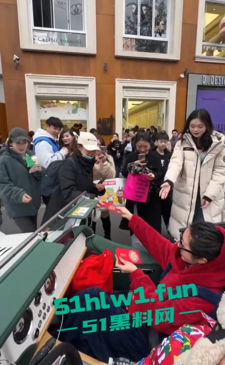 上海富二代武康路撒币现场!跑车当提款机,游客为了抢红包差点把车门拆了!-3