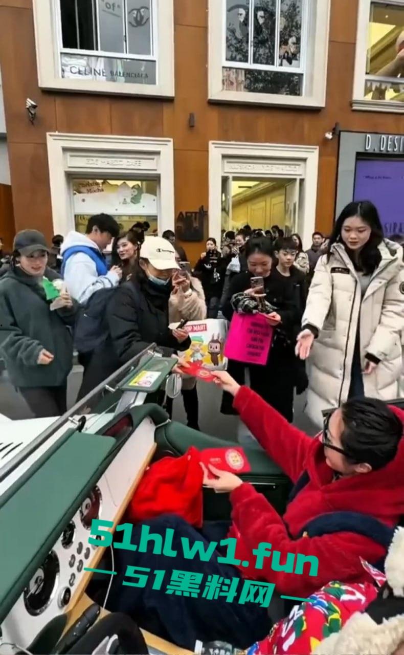 上海富二代武康路撒币现场!跑车当提款机,游客为了抢红包差点把车门拆了!-4