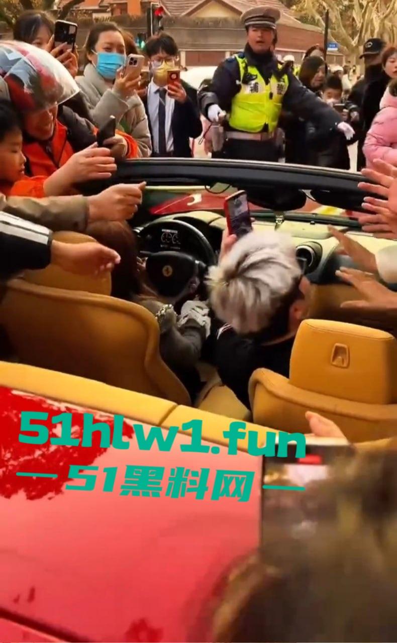 上海富二代武康路撒币现场!跑车当提款机,游客为了抢红包差点把车门拆了!-5