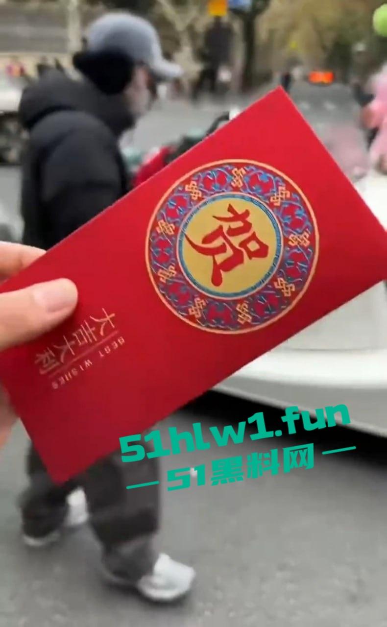 上海富二代武康路撒币现场!跑车当提款机,游客为了抢红包差点把车门拆了!-6