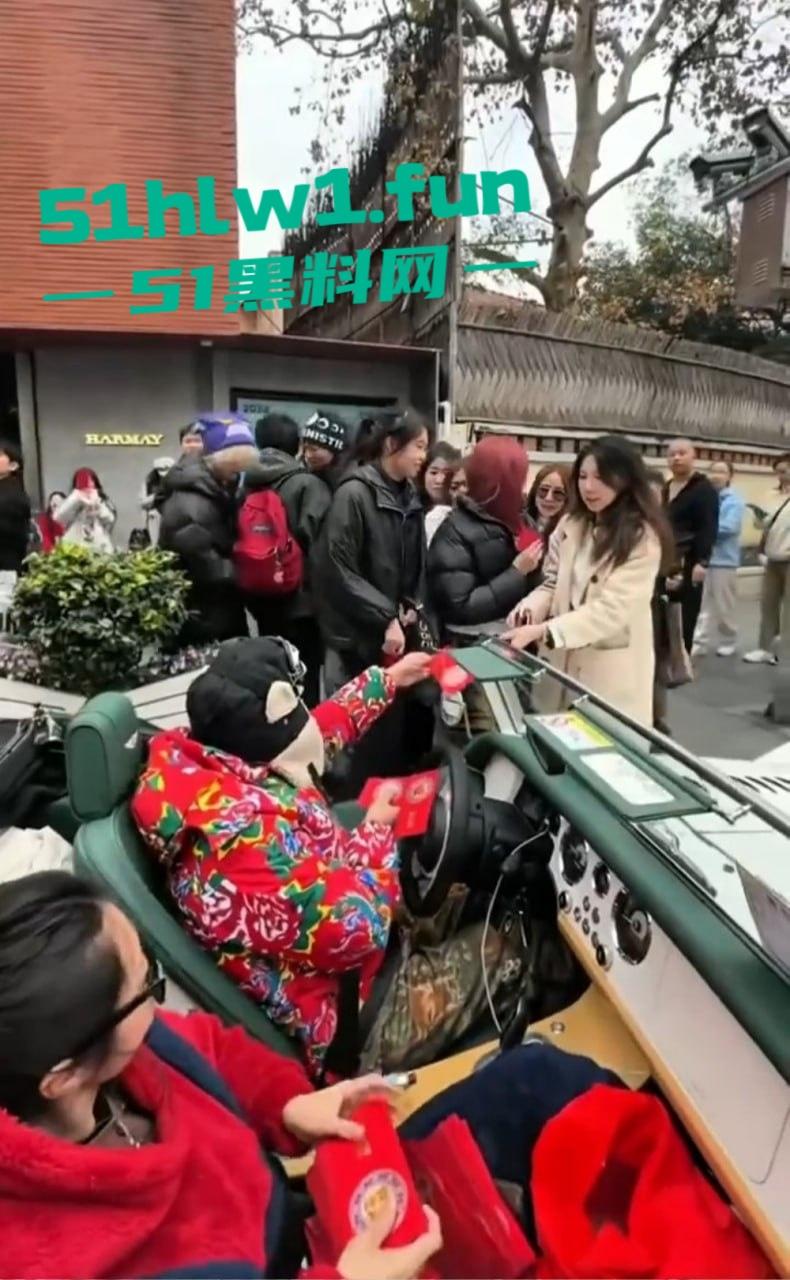 上海富二代武康路撒币现场!跑车当提款机,游客为了抢红包差点把车门拆了!-7