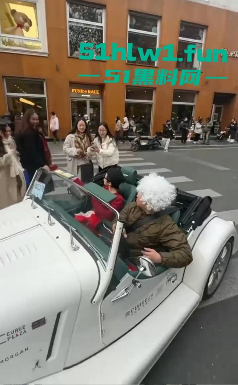 上海富二代武康路撒币现场!跑车当提款机,游客为了抢红包差点把车门拆了!-8