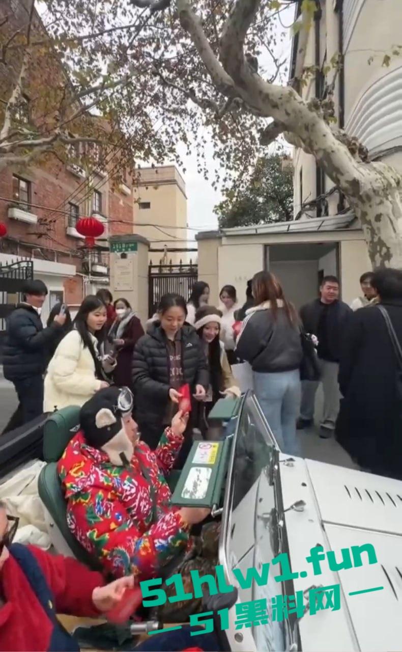 上海富二代武康路撒币现场!跑车当提款机,游客为了抢红包差点把车门拆了!-9