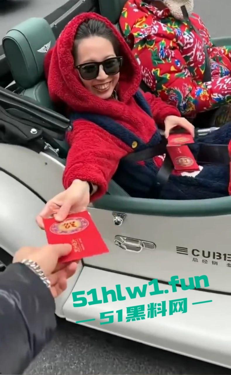 上海富二代武康路撒币现场!跑车当提款机,游客为了抢红包差点把车门拆了!-11