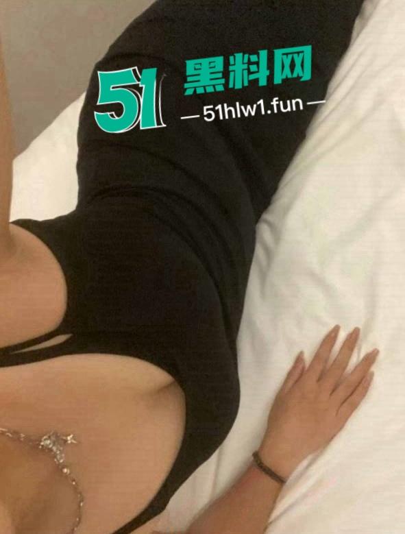 厦门反差婊【刘欣语】神似王祖贤的御姐气质,约酒吧帅哥打炮5分40秒啪啪性爱视频流出。-4