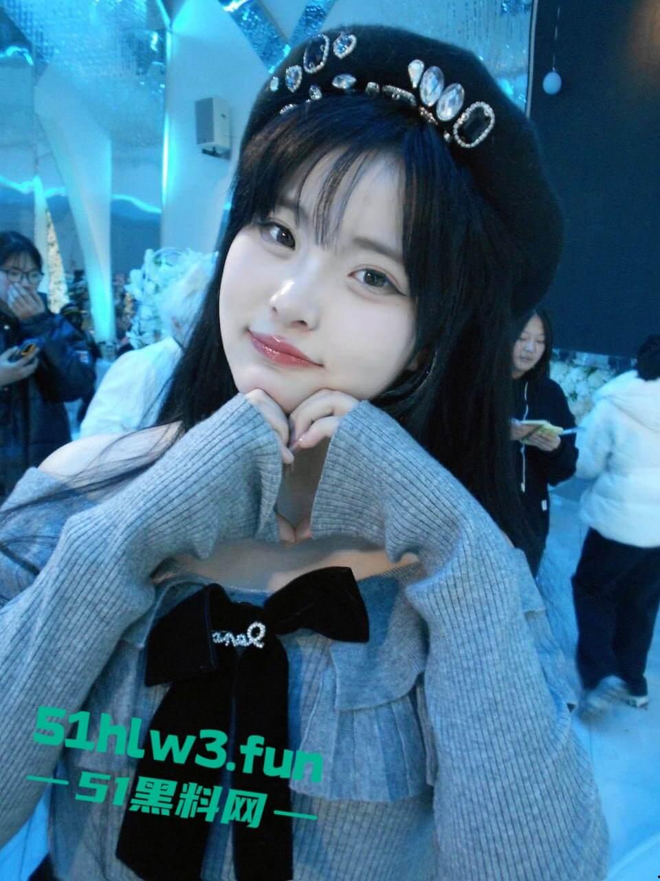 推特网红福利【姬洛宝】cos圈有名的骚鸡,颜值甜美身材性感自慰粉嫩小穴,玩的淫水直流。-10