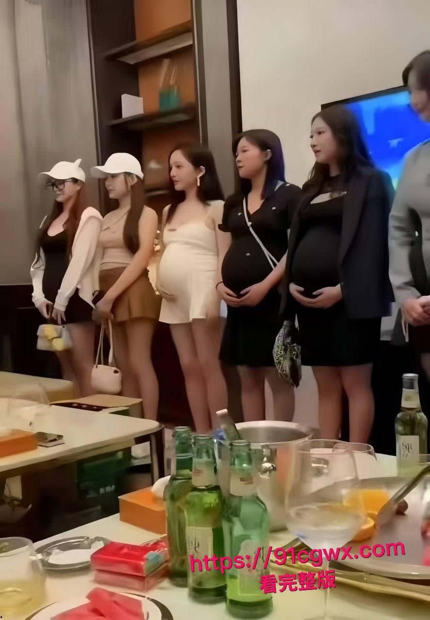 商务KTV惊现大肚孕妇站台 高颜准妈妈为奶粉钱跪舔大鸡巴被猛干骚穴,临盆肚皮颤喷奶汁浪叫成母狗!-7