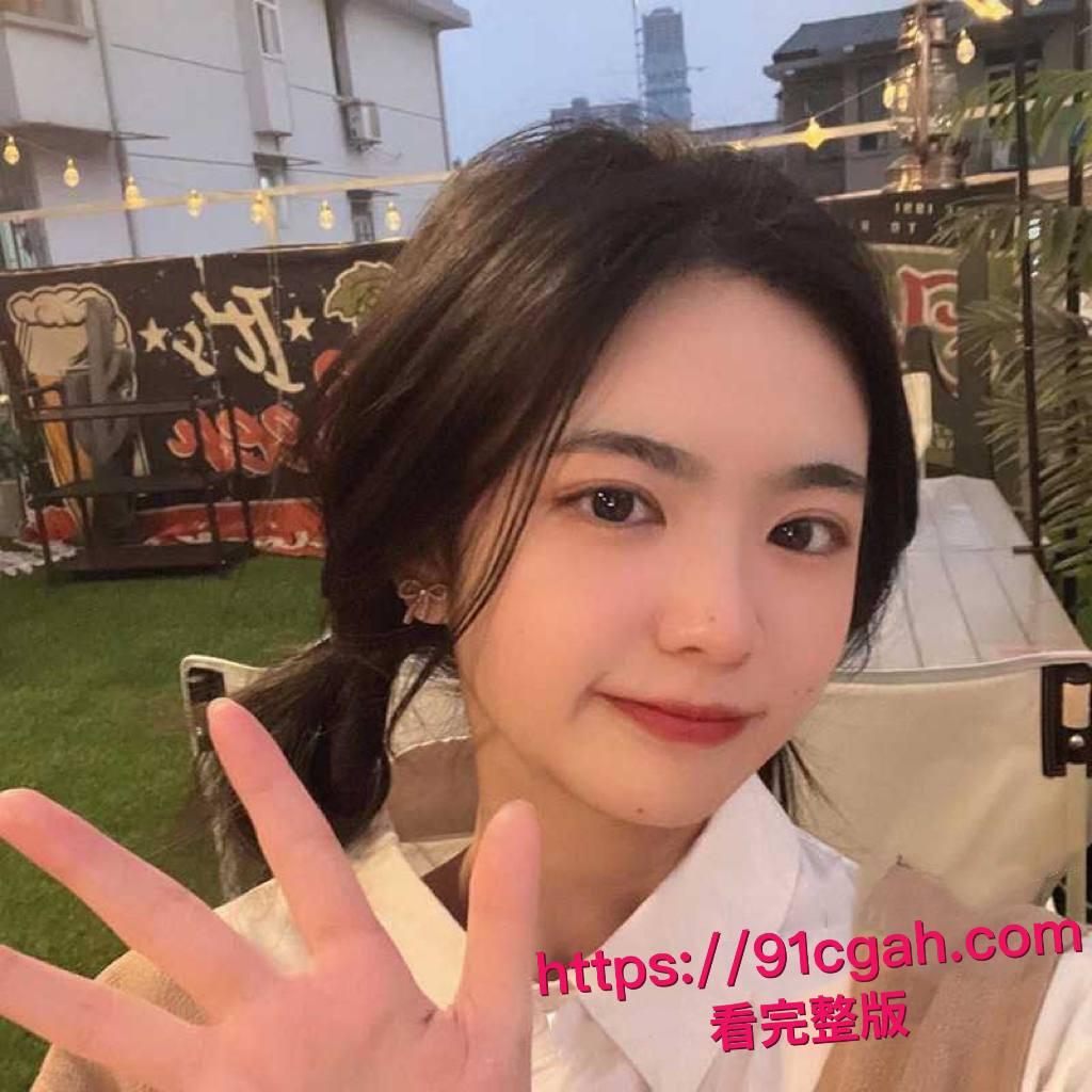 青岛科技大学校花张思研被金主包养玩腻后曝光 深情舔舐金主肉棒 骚穴被各种玩弄调教 淫水狂流不止-1