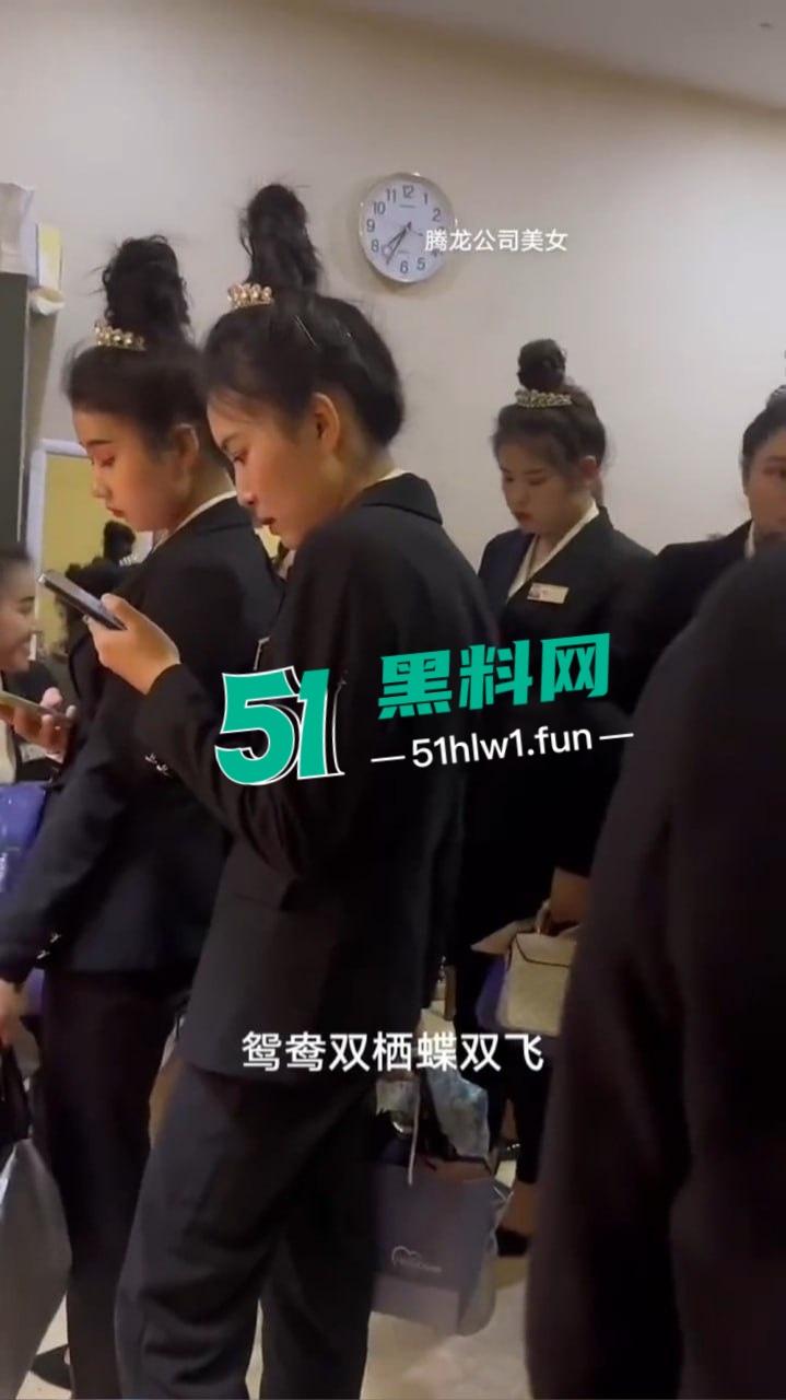 缅甸夜市成了小姐姐秀场,白天工装逛逛大街 晚上穿吊带撩遍全场!-5