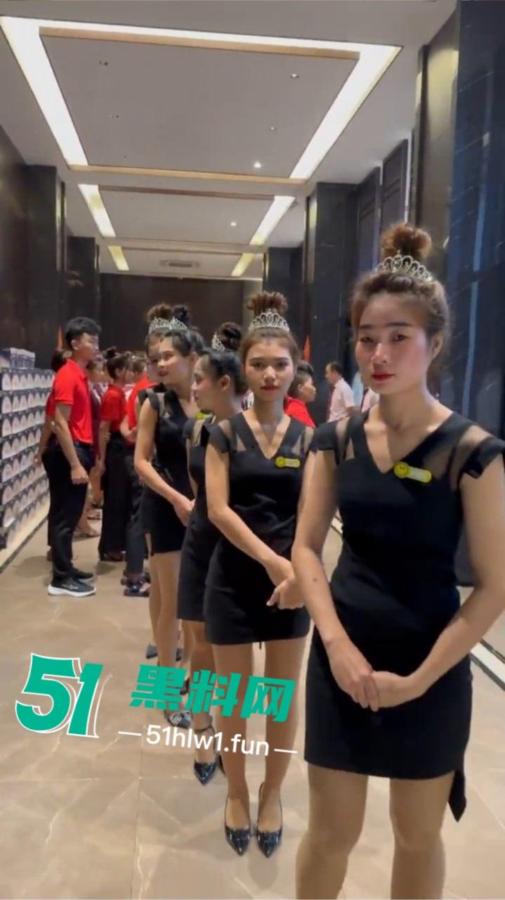 缅甸夜市成了小姐姐秀场,白天工装逛逛大街 晚上穿吊带撩遍全场!-12