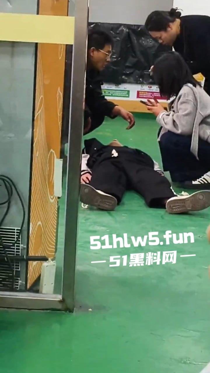 广东深圳安费诺电子厂,少年员工突然晕倒嘴唇发白面无血色,资本的压榨还真是狠啊。-4