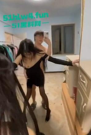 中国传媒学院准校花【抖音美少女】清纯型美女,穿性感黑丝激情啪啪视频遭流出。-1