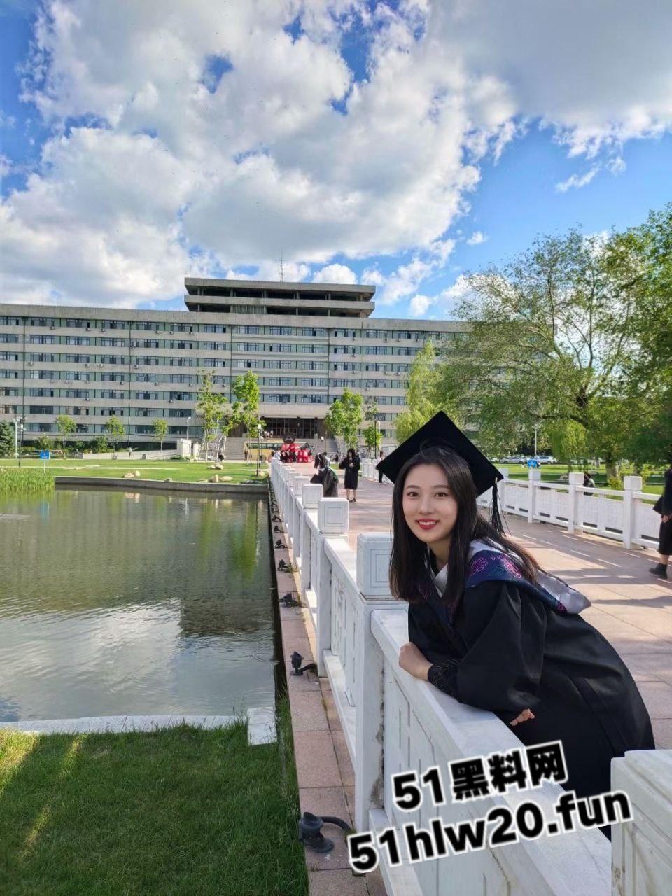 英国知名杜伦大学，富家千金硕士生【李颖】不雅视频流出，娇嫩身材被暴力抽插淫叫声不断。-3