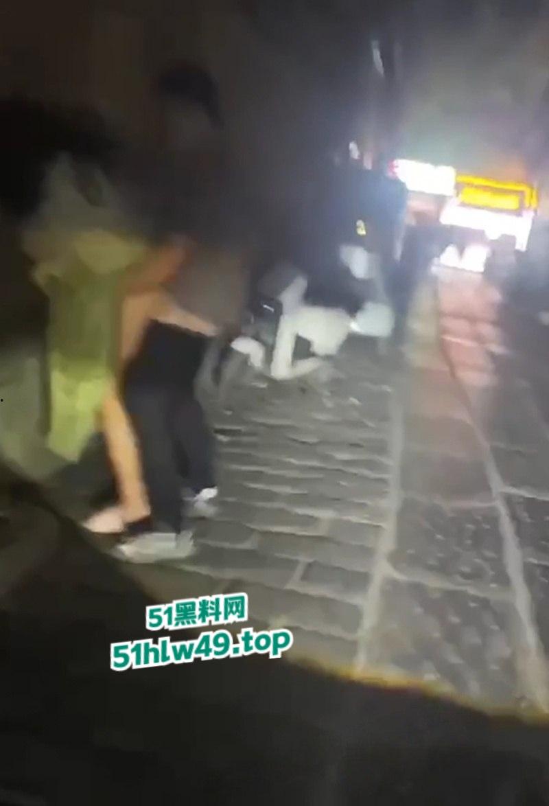 青州古城小巷上演活春宫，女的穿古风绿裙气质迷人蹲在猥琐男胯下，熟练伺候鸡巴旁若无人。-2