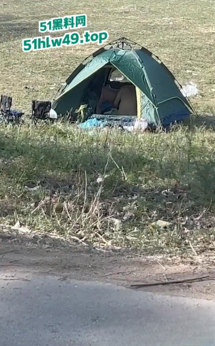 青州古城小巷上演活春宫，女的穿古风绿裙气质迷人蹲在猥琐男胯下，熟练伺候鸡巴旁若无人。-3