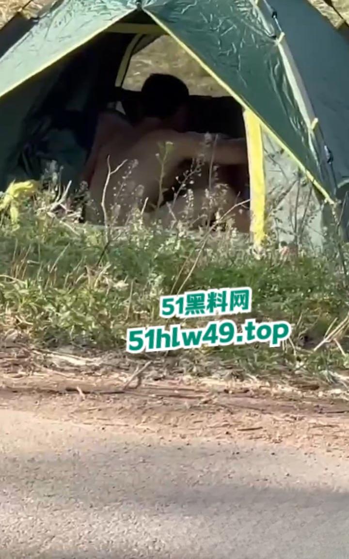 青州古城小巷上演活春宫，女的穿古风绿裙气质迷人蹲在猥琐男胯下，熟练伺候鸡巴旁若无人。-4