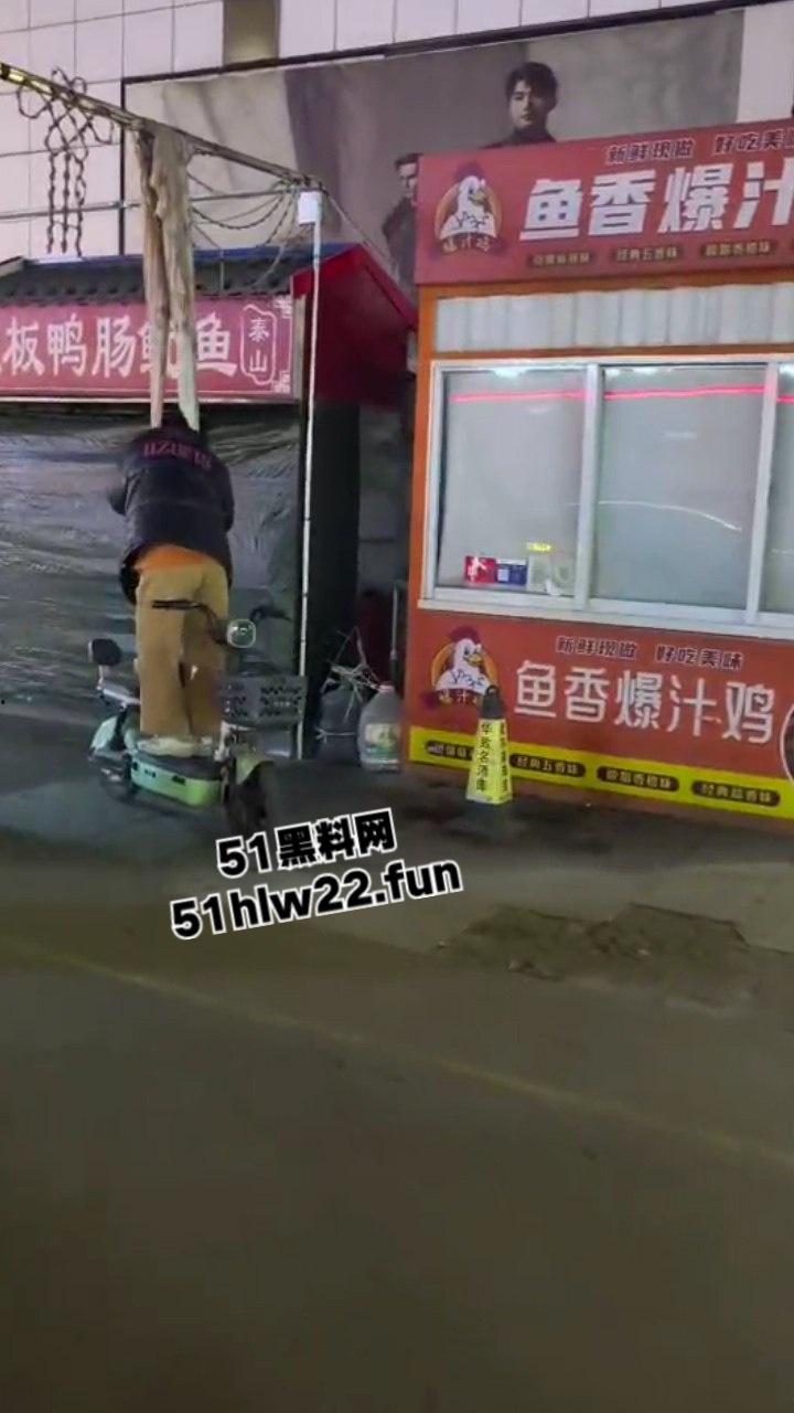 山东戏精大妈当街撒泼耍浑一哭二闹三上吊，表演太久看大家不上套此场闹剧尴尬收场。-6