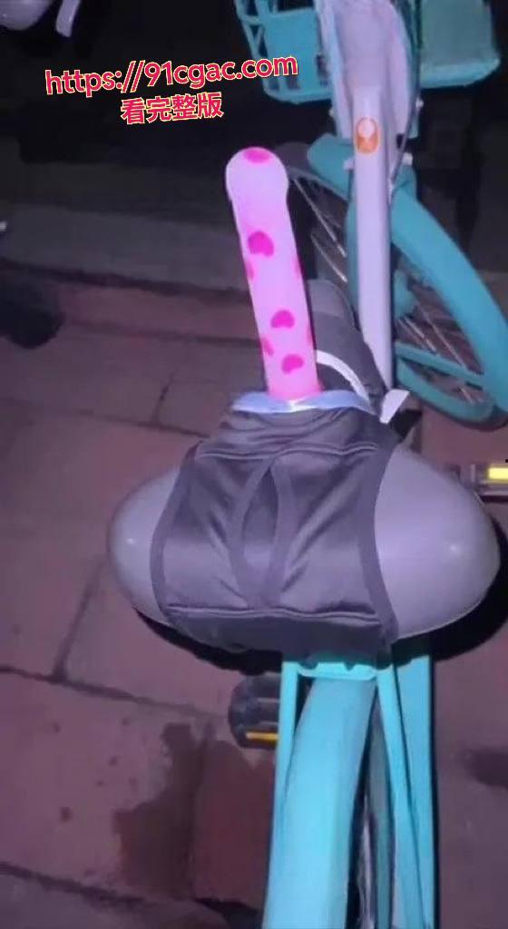 户外露出 利姬播音系的小美 刺激共享单车羞涩玩法-2