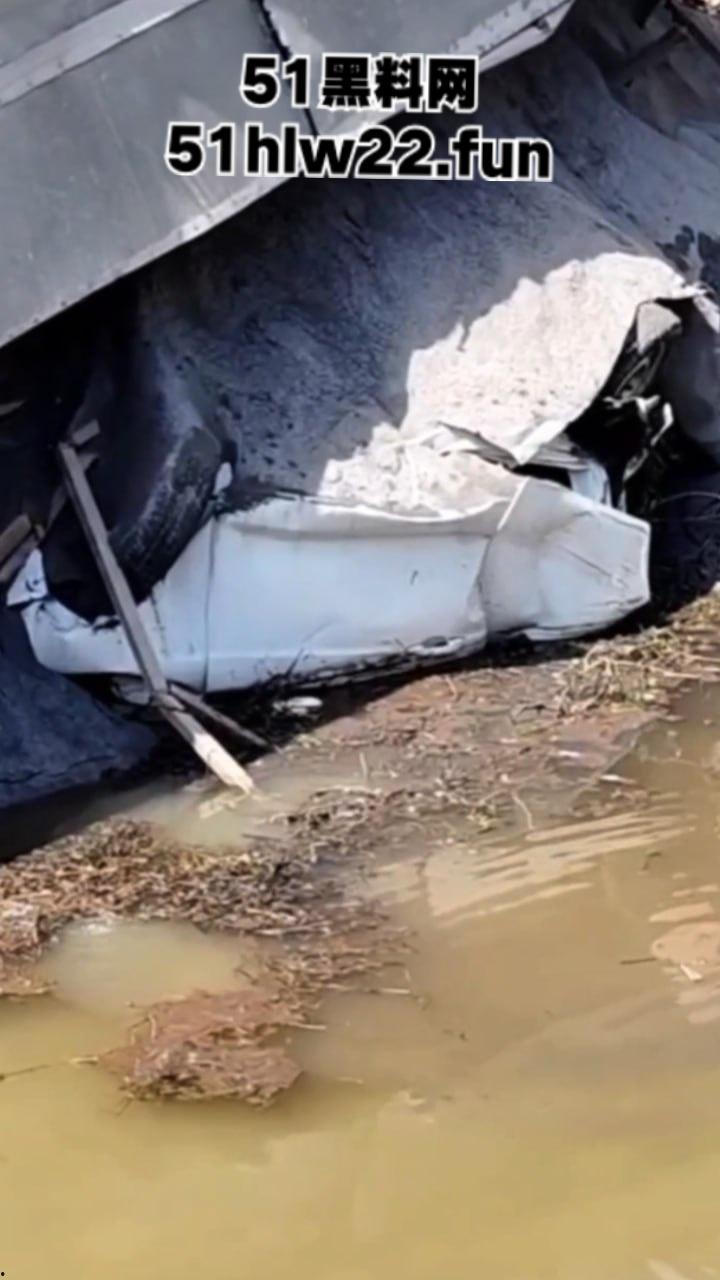 南通市六匡发生惨烈车祸,小车被运沙车侧翻压倒在车内,老两口被碾压身亡现场画面流出。-4