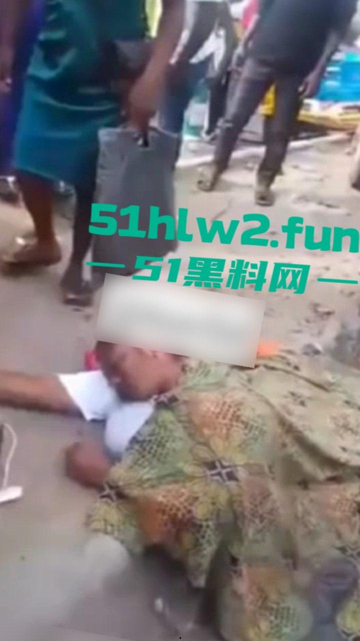【血腥恐怖】尼日利亚重大车祸一妇女坐在货车前休息，由于视线盲区司机并未发现 将其碾压成两截。-5