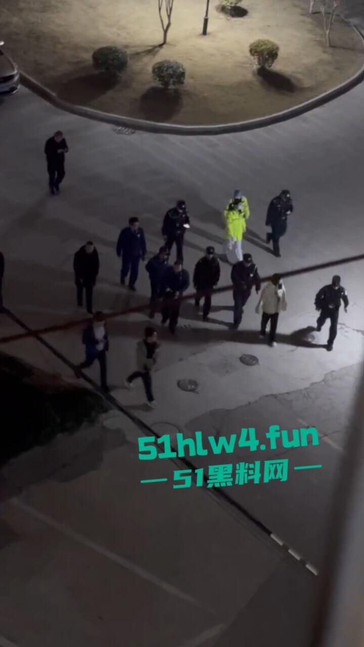 吉利学院杀人事件，女学生遭遇猥亵推搡中持刀将男子捅死，女孩已经被特警带走。-2