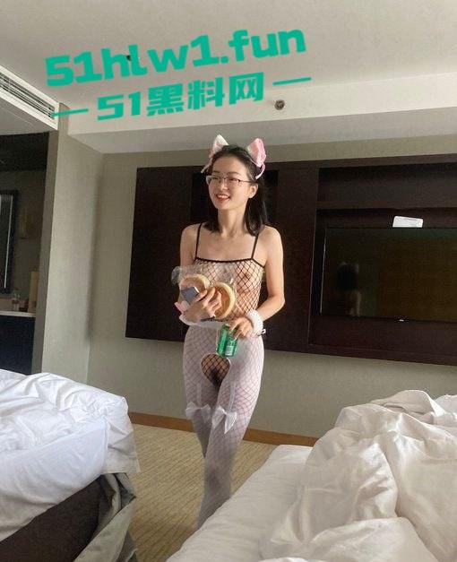 已婚老板带眼镜秘书出差，酒店运动操到天亮，工作和爽两不误，大战一夜工作和操逼同步进行！-2