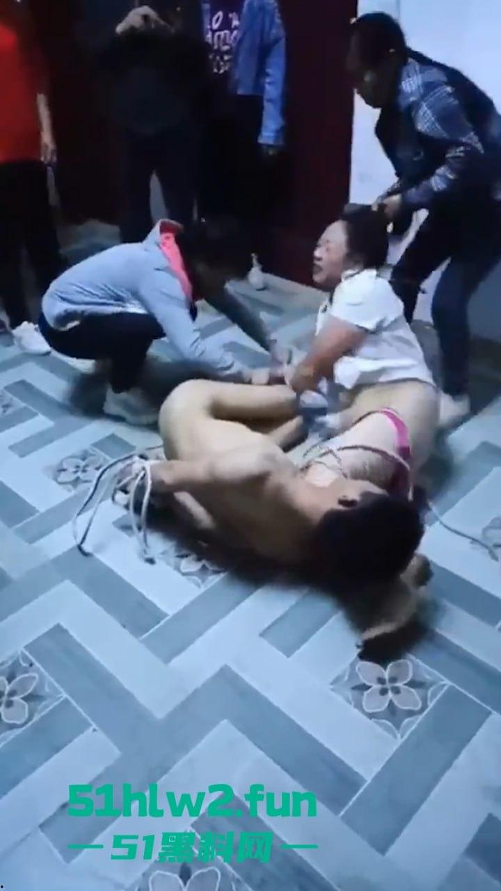 广西偷情狗男女关门偷啪被原配带人抓现行,奸夫淫妇裸身遭众人暴打后捆绑浸猪笼。-4