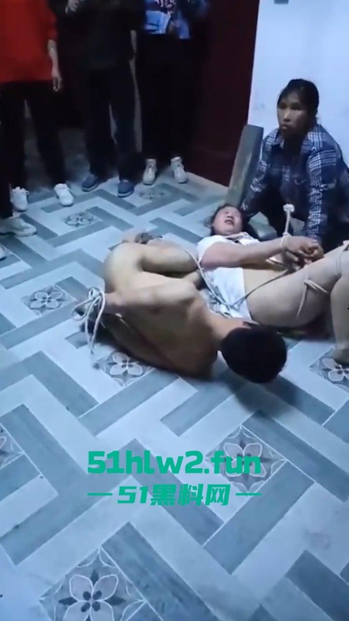 广西偷情狗男女关门偷啪被原配带人抓现行,奸夫淫妇裸身遭众人暴打后捆绑浸猪笼。-7