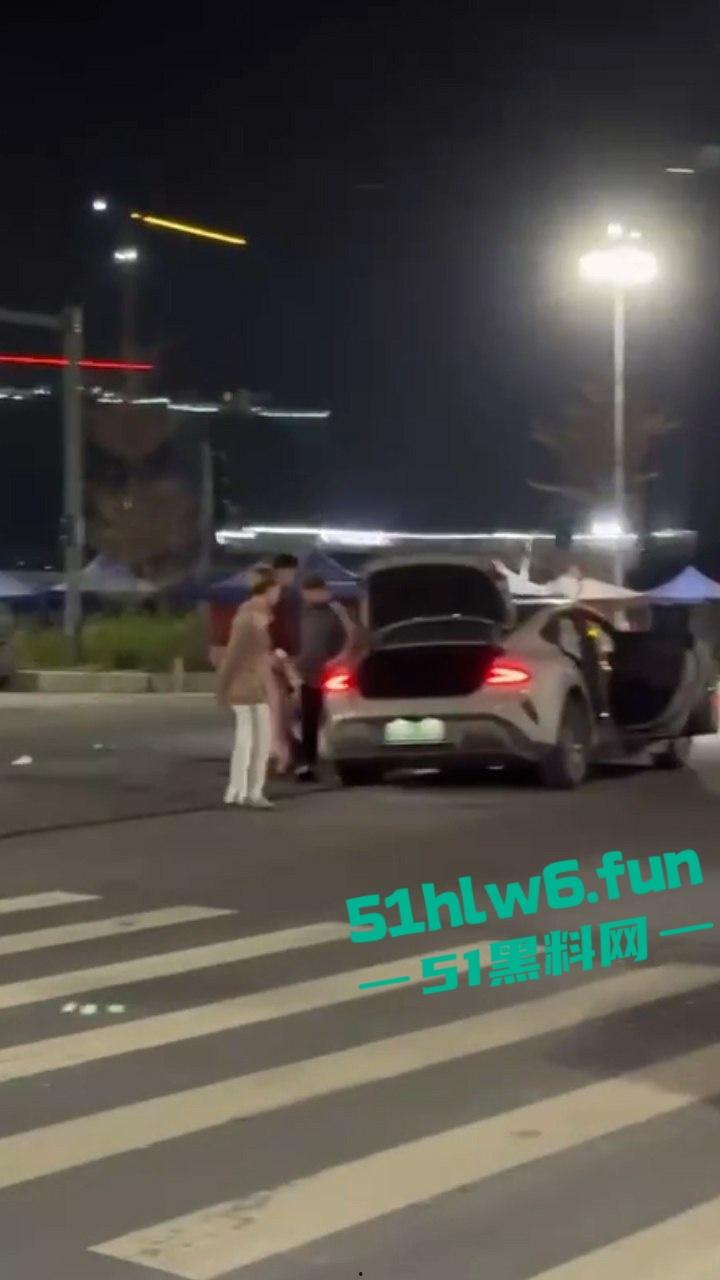 泉州小米SU7Ultra驾驶员用临时牌照，市区内狂飙150公里每小时躲闪不及将骑车人撞飞!-6