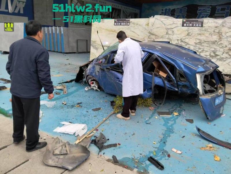 广东一轿车失控撞上路牙当场稀巴烂，司机被撞到懵逼当场灵魂出窍，现场监控视频流出。-3