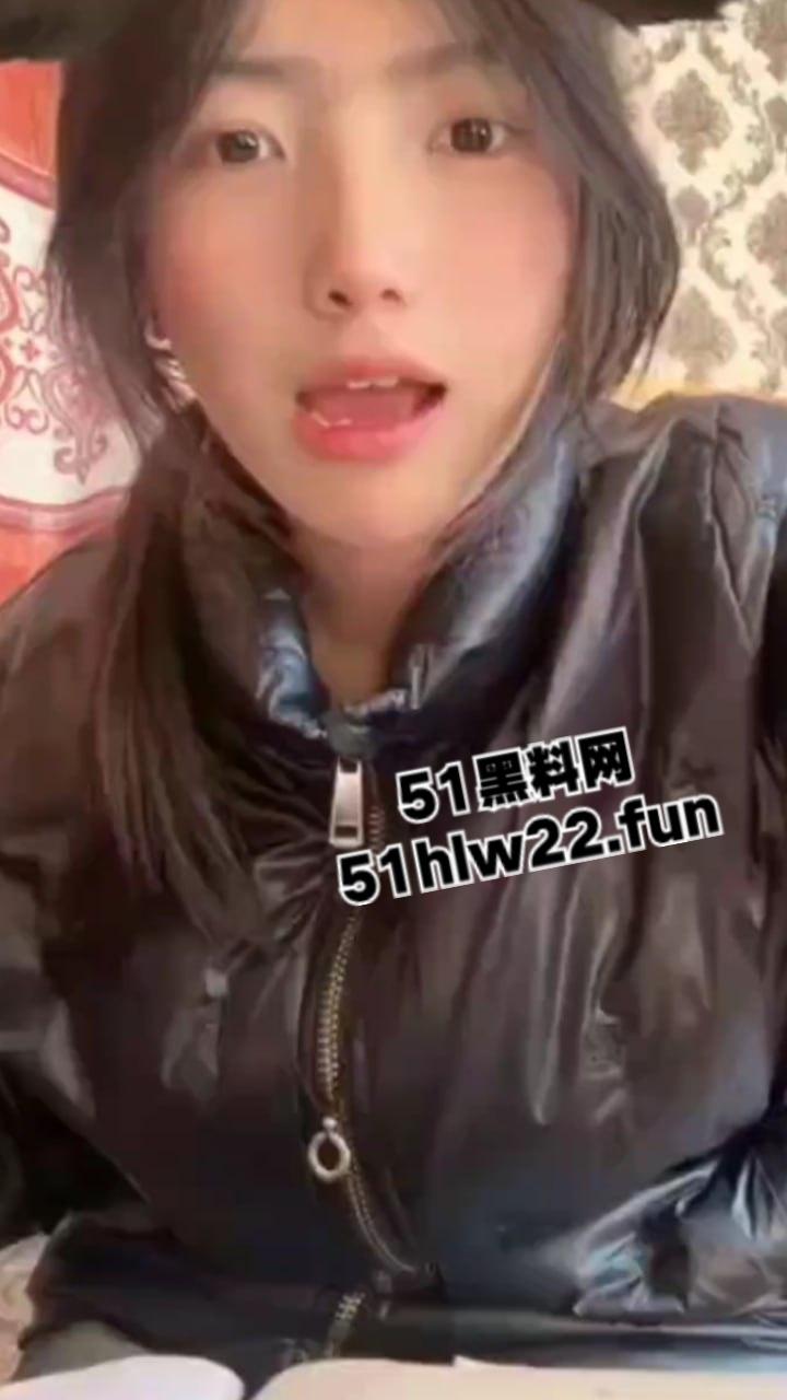 瓜友网聊西藏清纯妹，大眼撩人身材一流被网友拿裸照威胁，背着男友自慰裸聊实在太刺激了。-17