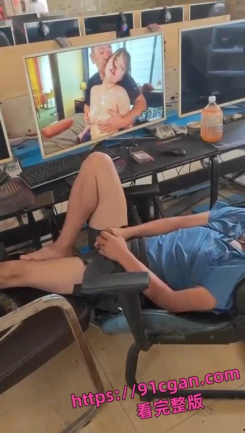 神人在网吧大屏看片 结果看到睡着 手里还捏着自己的鸡巴 太社死了！-3