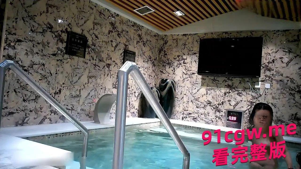 女澡堂偷拍视频流出！水中嬉戏看得人口水直流！-3