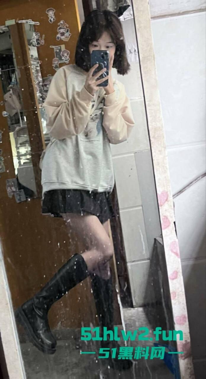 人前装成甜妹，背地约炮成瘾，江西南充职业技术学院【潘丽月】不雅约炮视频流出。-2