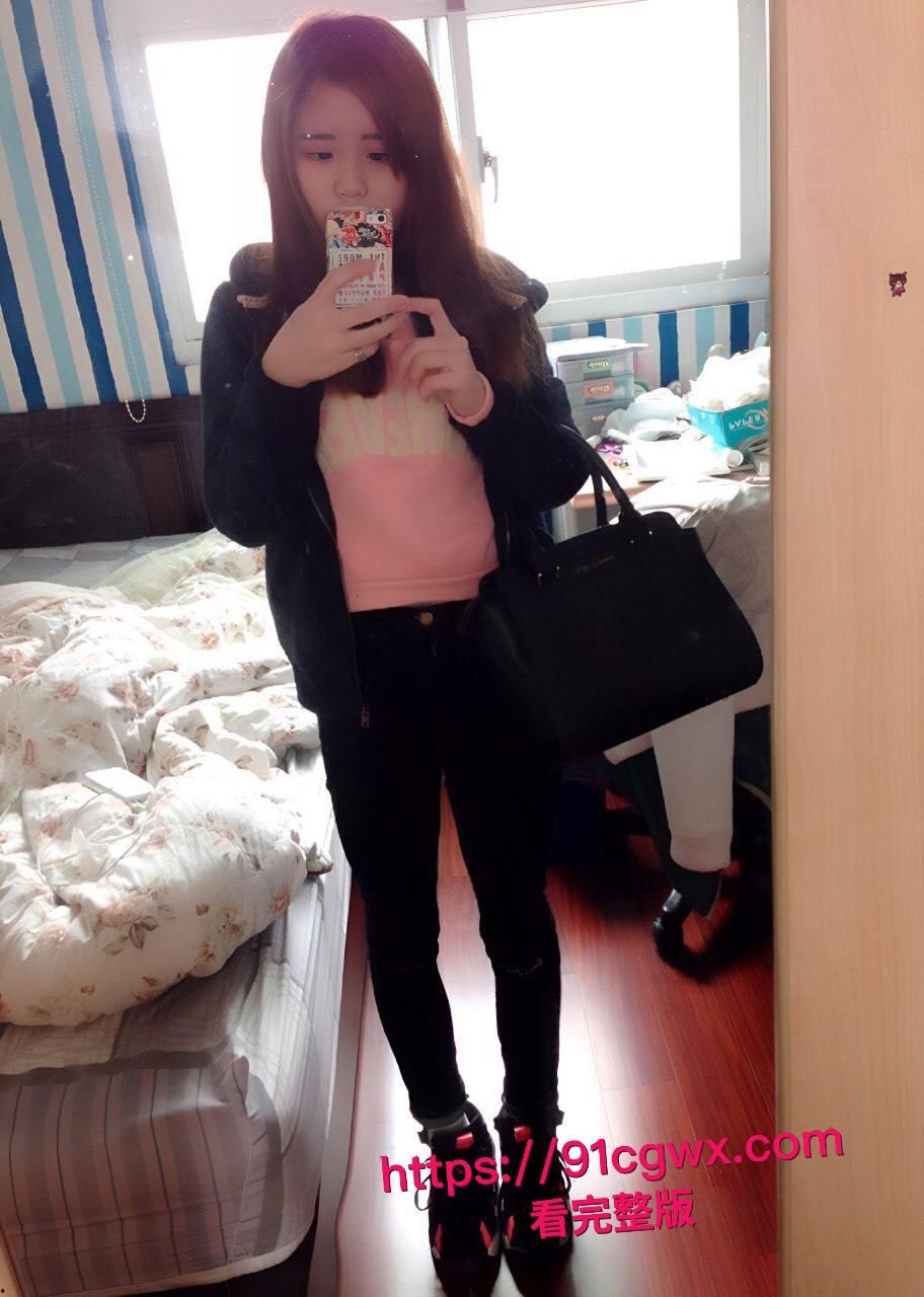 网友曝光反差婊前女友谢可萱换衣翘臀照与口交做爱视频：眼镜妹露脸舔大鸡巴拉丝骚穴猛干，细腰肥臀母狗本性骚爆口技看得鸡巴直硬！-4