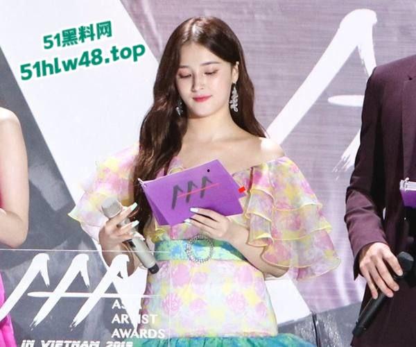 韩女团成员【李承利】后台换衣服被私生饭偷拍，骚奶全露还被同事捏屁股！-1