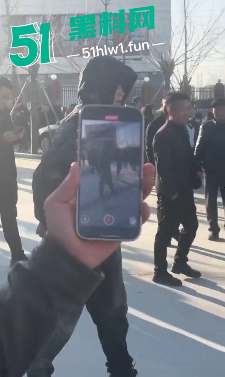 蒲城职校坠亡男生事件发酵，知情人爆料重重疑点，官方表态排除刑案，网友却不买账！-8