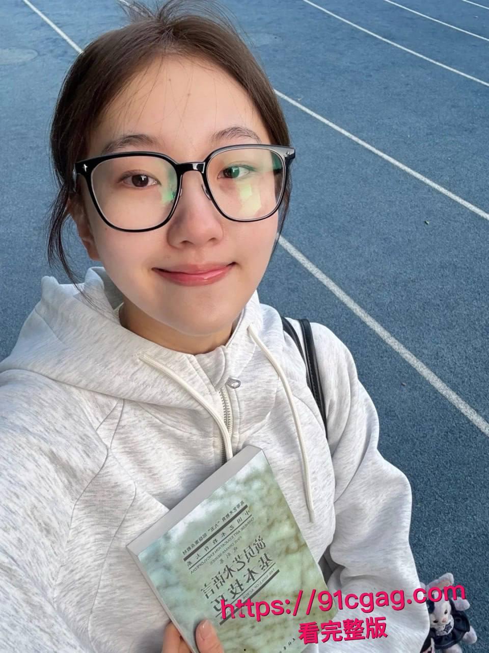 单纯漂亮的极品学妹被我花言巧语约到出租房，给她药翻抱着狠狠一顿操，拍下视频留着要挟她！-1