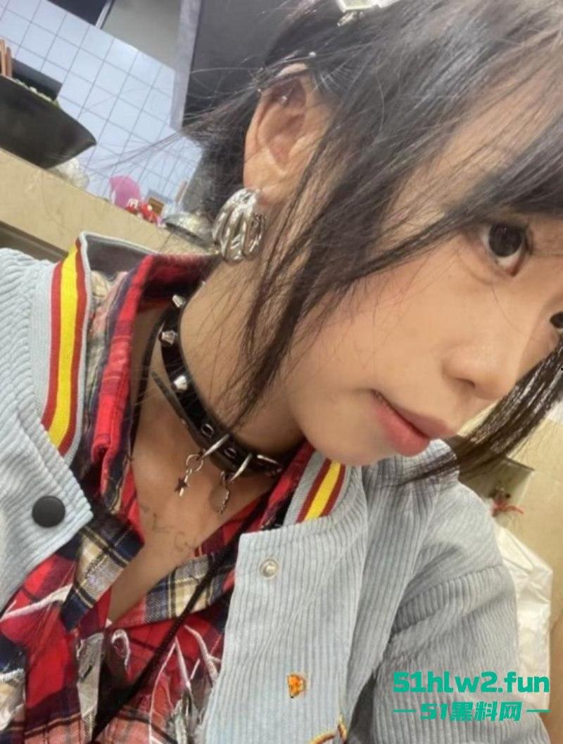 四川颜值嫩妹【李志君】04后长腿精神小妹 为了烟钱下海，向金主展现裸体稚嫩的身材太诱人了。-8