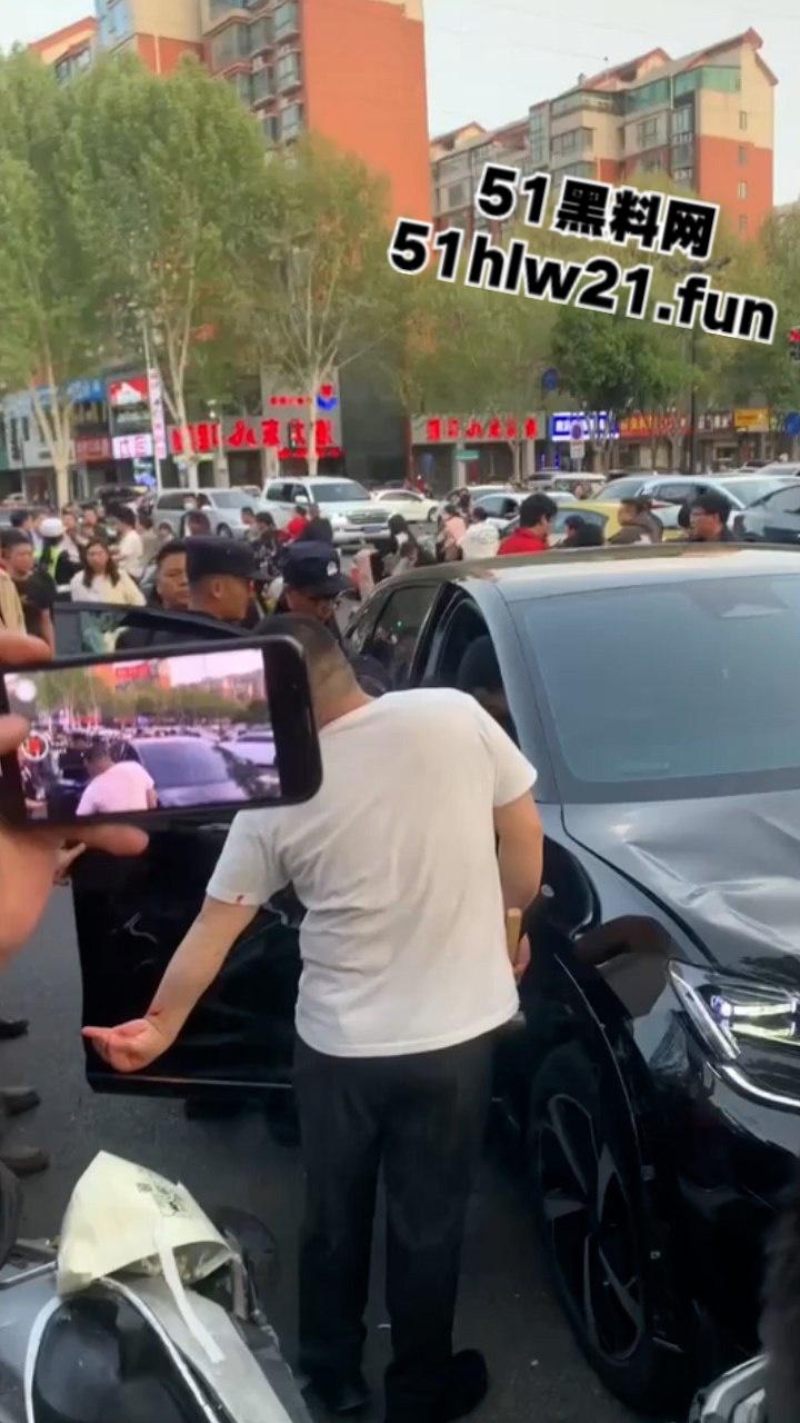 河南洛阳酗酒男驾车失控,闹市街区撞倒一片,倒霉路人头破血流命丢一半。-1