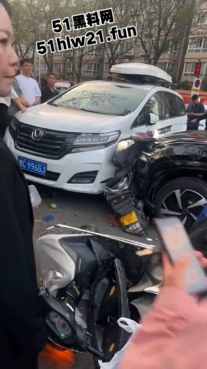 河南洛阳酗酒男驾车失控,闹市街区撞倒一片,倒霉路人头破血流命丢一半。-2