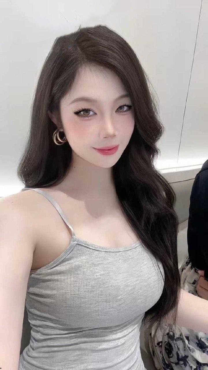 河南台球助教李梦瑶背着男友跟不同男人聊骚，穿着性感黑丝与金主大哥裸聊 被大哥带去酒店无套爆操内射骚逼-1