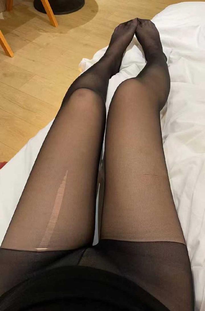 河南台球助教李梦瑶背着男友跟不同男人聊骚，穿着性感黑丝与金主大哥裸聊 被大哥带去酒店无套爆操内射骚逼-4