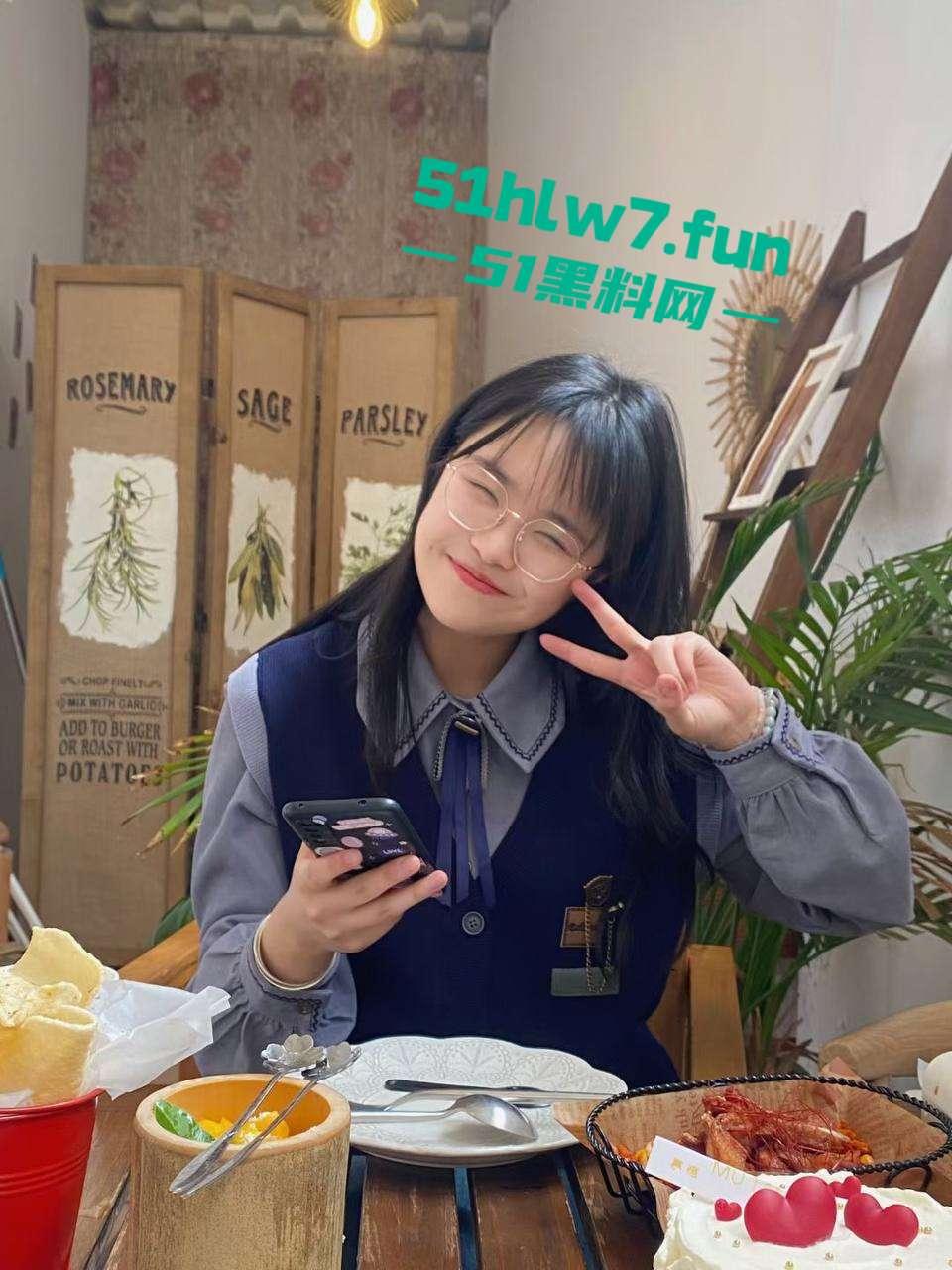 中国社会科学院研究生【杜若凝】裸聊约炮，男友怒爆骚货性瘾视频，饥渴身体含屌求操！-3